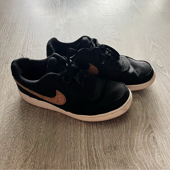 Nike sneakers with cork swoosh - Picture 4 of 5